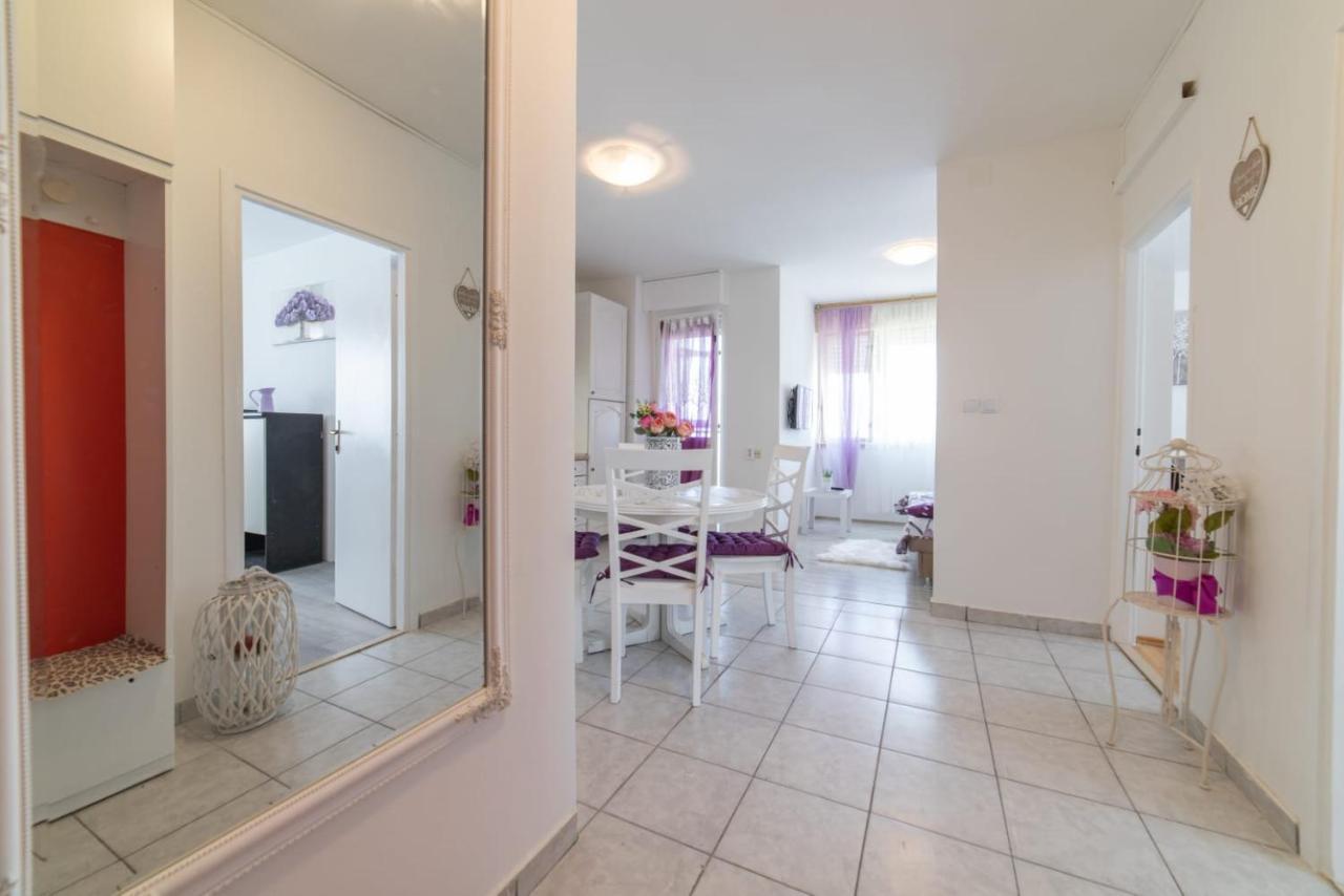 Strawberry Apartment Split Luaran gambar