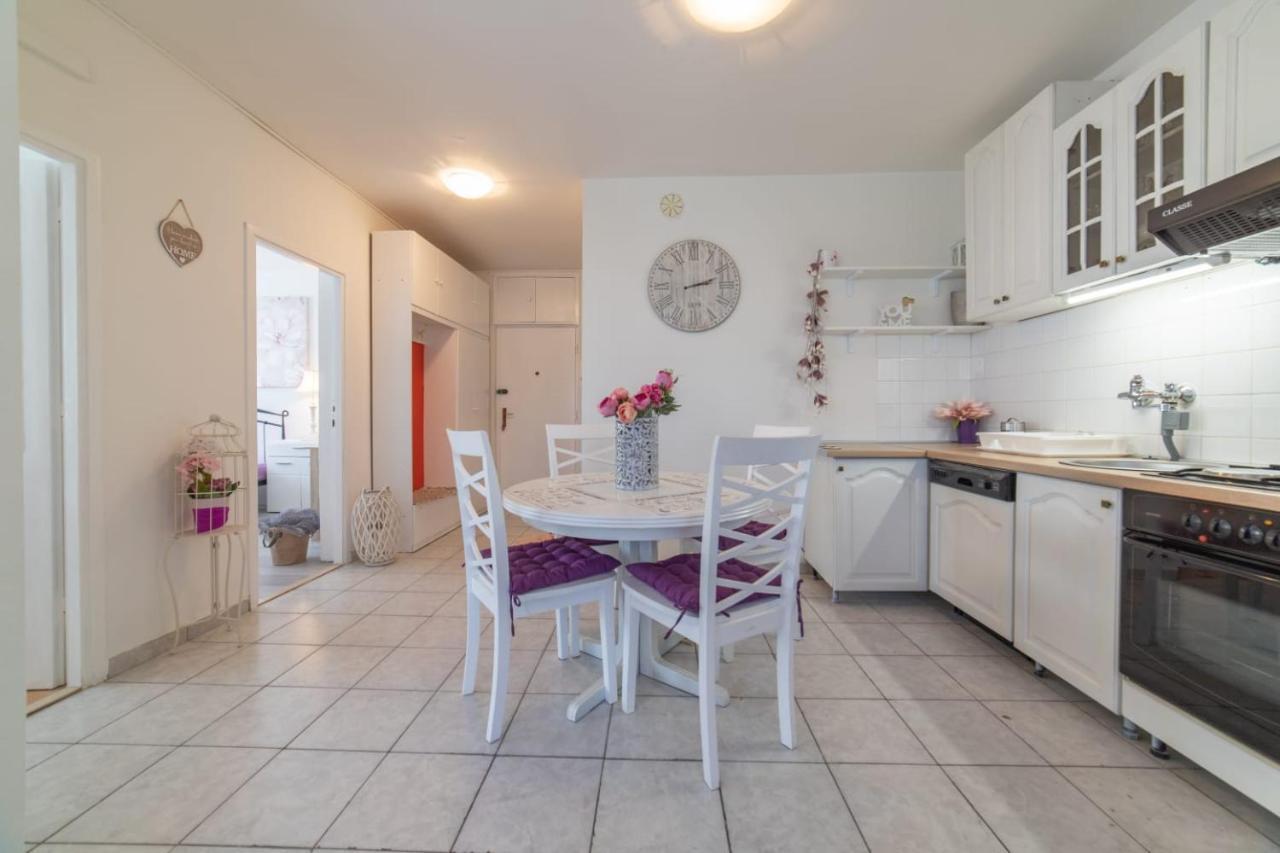 Strawberry Apartment Split Luaran gambar