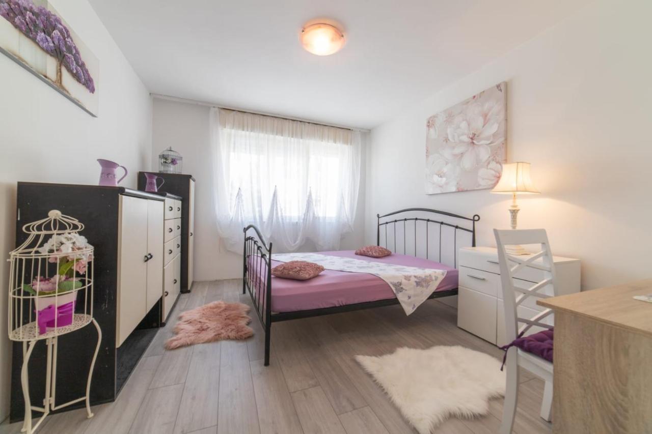 Strawberry Apartment Split Luaran gambar