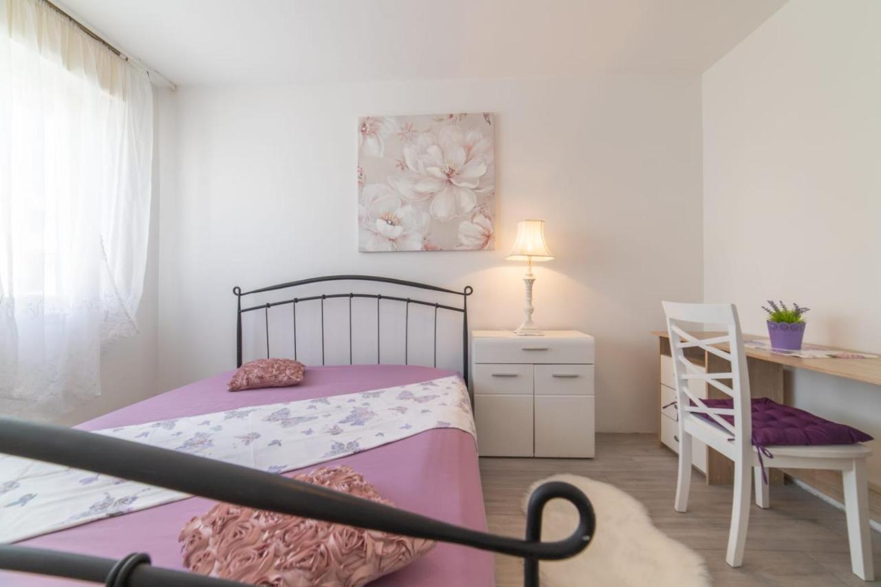Strawberry Apartment Split Luaran gambar