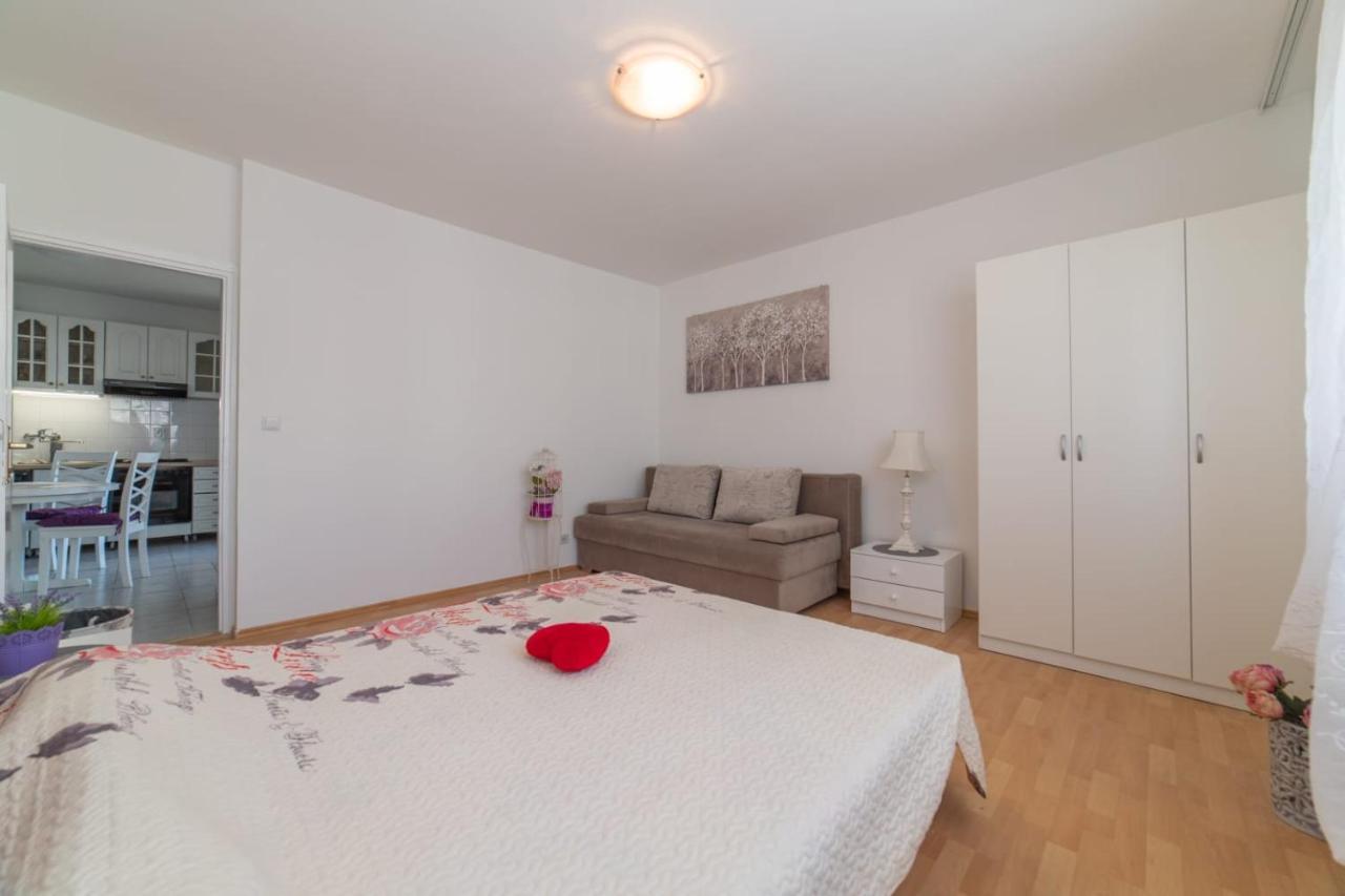 Strawberry Apartment Split Luaran gambar