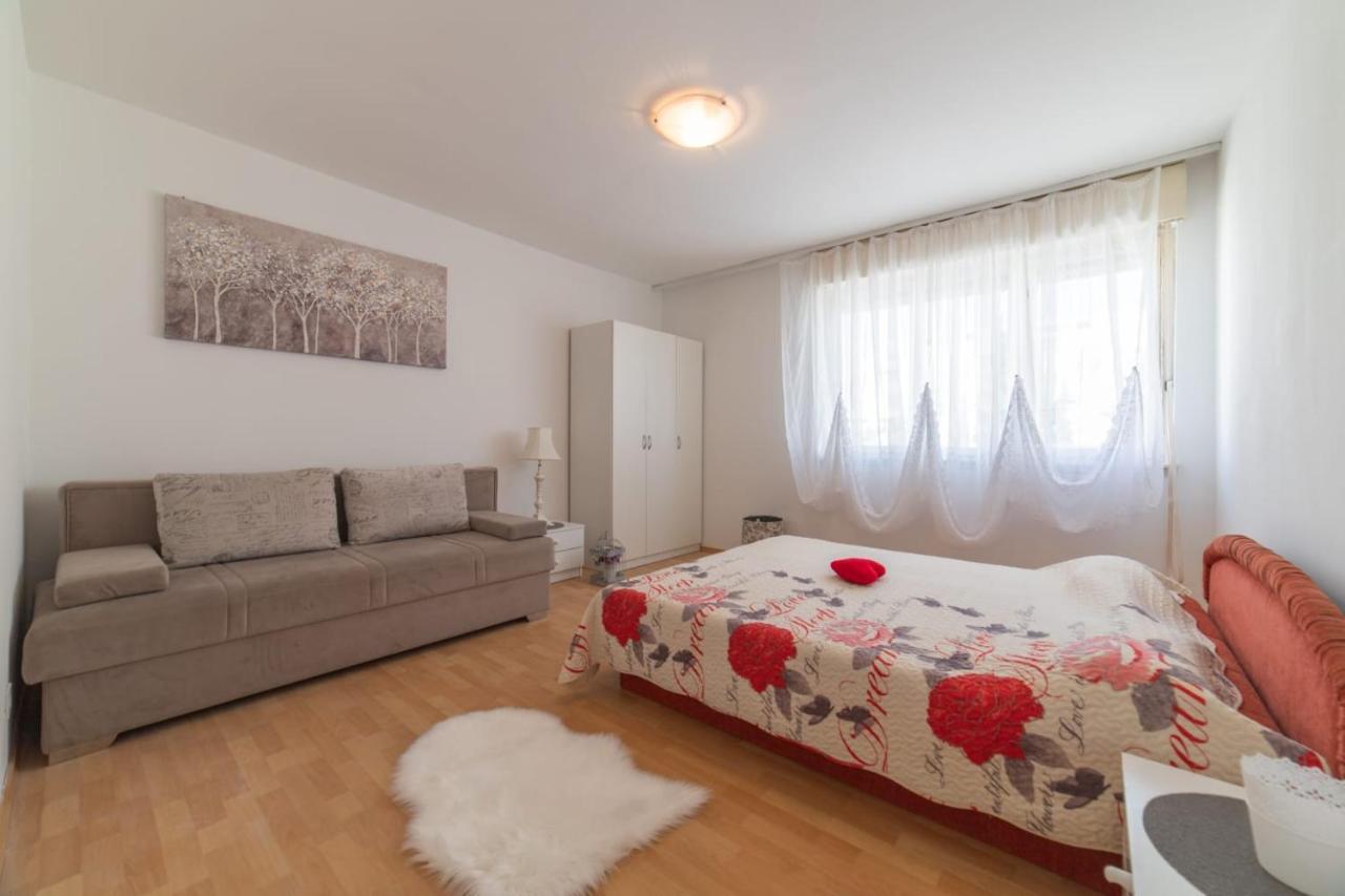 Strawberry Apartment Split Luaran gambar