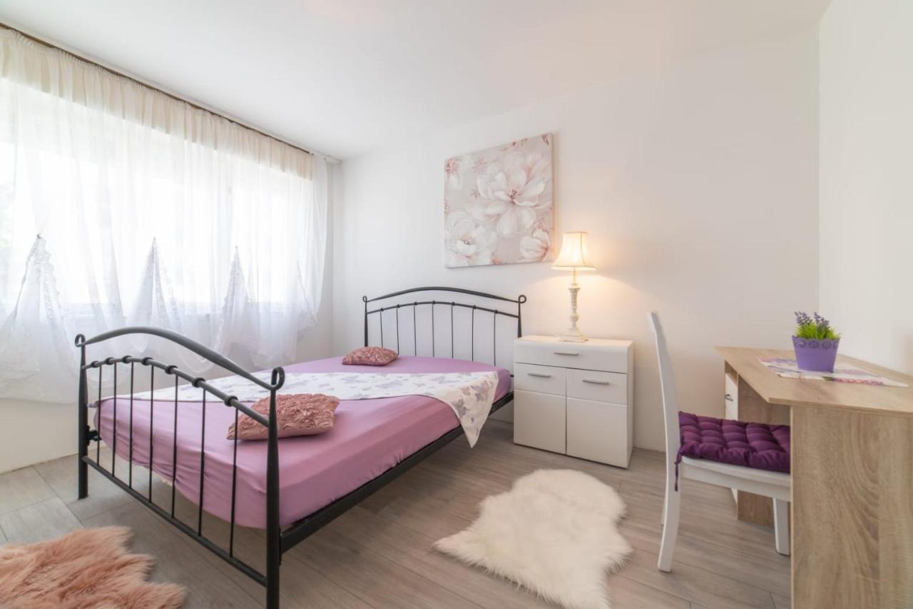 Strawberry Apartment Split Luaran gambar